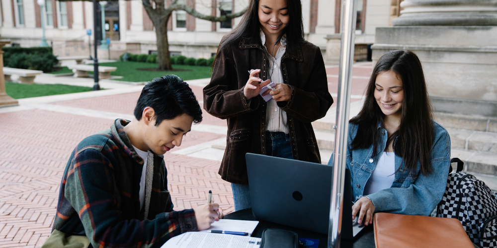 Main visual: Diverse Indian investors learning